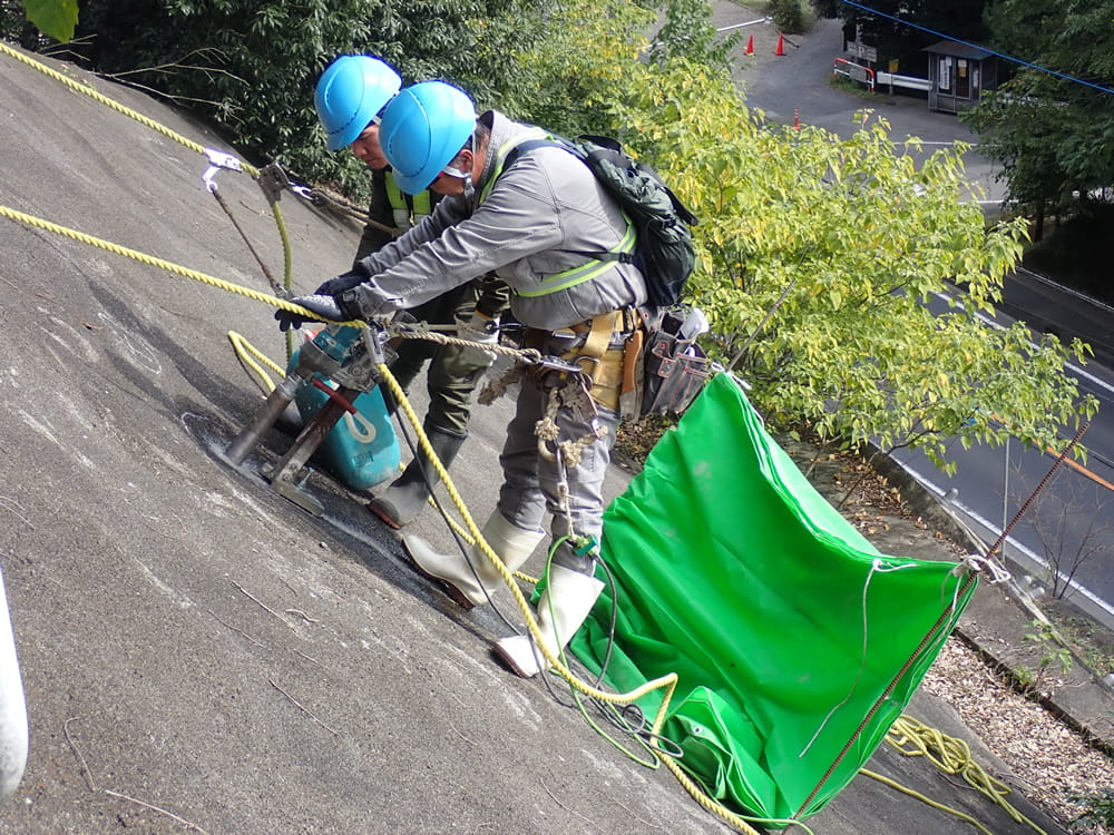 熱赤外線法によるモルタル吹付のり面の空洞調査